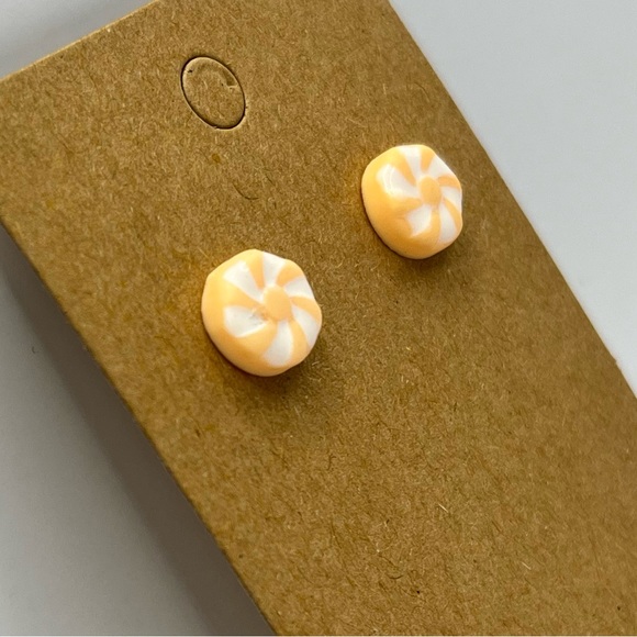 Peach and white candy swirl stud earrings - Picture 3 of 3